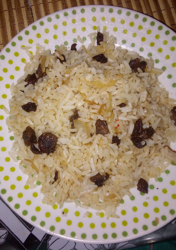 Una foto de Arroz encebollado con carne