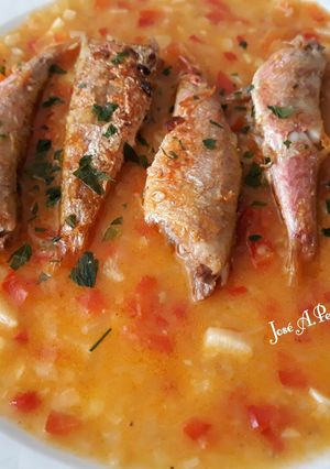 Una foto de Salmonetes sobre sofrito reducido en su jugo