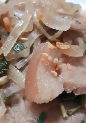 Hình của món Thịt xào hành tây rau răm.