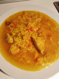 Una foto de Arroz con pollo caldoso