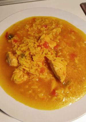 Una foto de Arroz con pollo caldoso