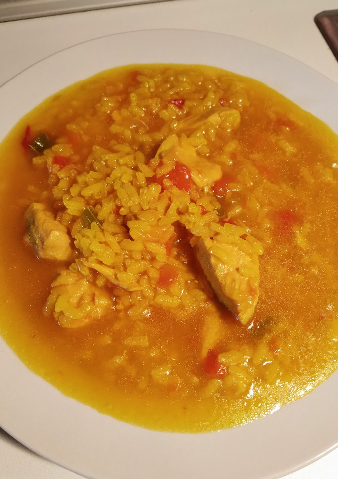 Una foto de Arroz con pollo caldoso