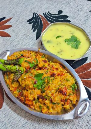 A picture of Kathiyawadi Vaghareli Khichdi and Kadhi.