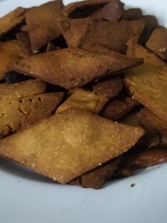 बाजरीच्या गोड कापण्या (Bajrichya God Kapnya Recipe In Marathi) रेसिपी चे मुख्य फोटो