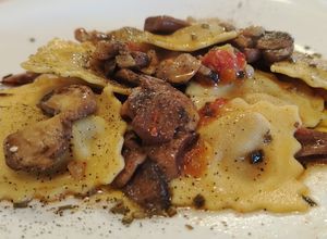 Foto di Ravioli Ripieni di Funghi Porcini con Funghi Portobello e Pomodori