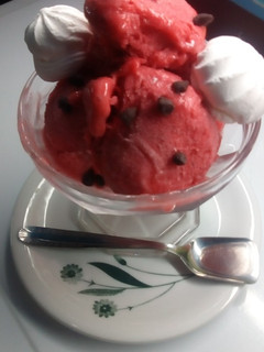 Una foto de HELADO DE FRUTILLAS CASERO🍓🍓🍓🍓