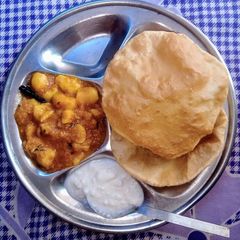 A picture of Chole puri.