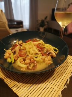 Una foto de Espagueti de calabacín con champiñones y gambas
