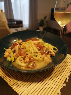 Una foto de Espagueti de calabacín con champiñones y gambas