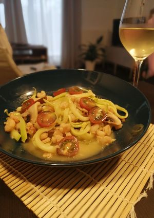 Una foto de Espagueti de calabacín con champiñones y gambas