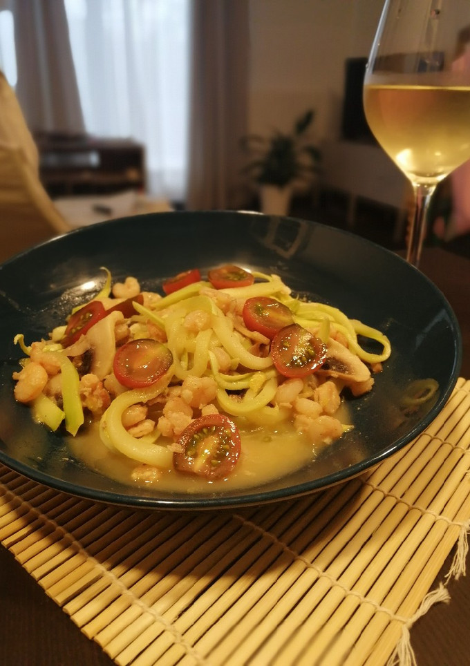 Una foto de Espagueti de calabacín con champiñones y gambas