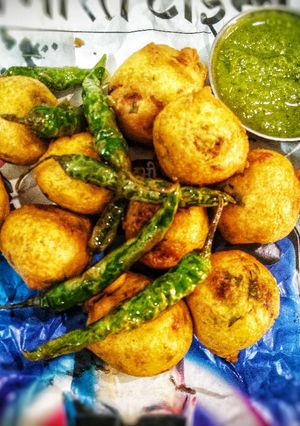 बटाटा वड़ा (Batata vada recipe in hindi) रेसिपी मुख्य फोटो