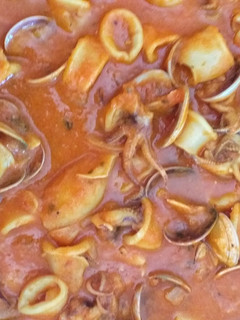 Una foto de Calamares en salsa