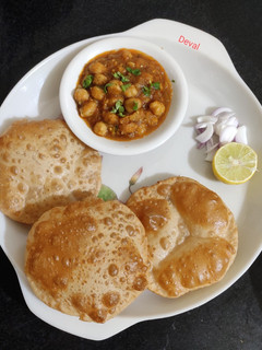 छोले पूरी (chole poori recipe in Hindi) रेसिपी मुख्य फोटो