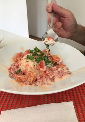 Una foto de Arroz con crema y salchichas