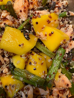 Una foto de Quinoa con salmón, espárragos a la plancha y mango!!!