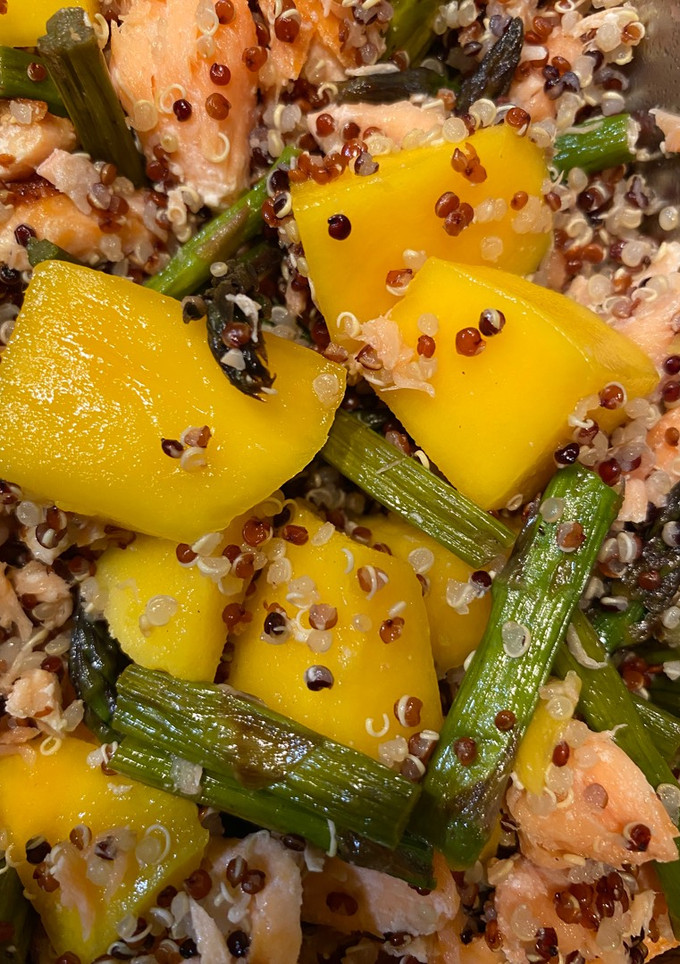 Una foto de Quinoa con salmón, espárragos a la plancha y mango!!!
