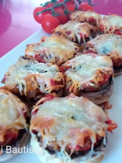 Una foto de Champiñones rellenos con ajo negro