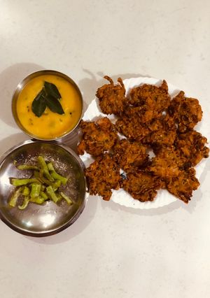 કારેલા ની છાલ ને ડુંગળી ની ટીકકી (Karela Chaal Dungri Tikki Recipe In Gujarati) રેસીપી મુખ્ય ફોટો