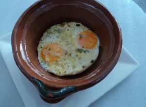 Una foto de Huevos a la mexicana en cazuela, rancheros con epazote mamá chole