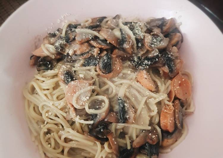 makanan Cheesy Creamy Mushroom Spaghetti yang Sempurna