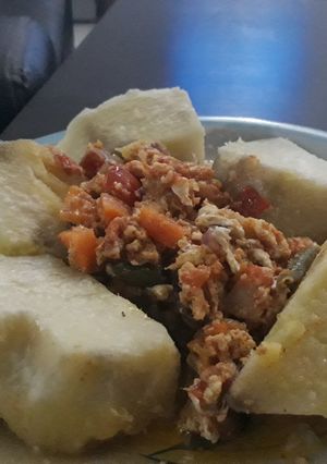 A picture of Boiledbyam with egg sauce.