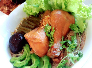 รูปของ ก๋วยเตี๋ยวไก่ตุ๋นมะระ Kway Teow Kai Tun Mara / Thai Braised Chicken Noodle Soup With Bitter Melon