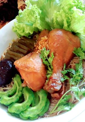 รูปของ ก๋วยเตี๋ยวไก่ตุ๋นมะระ Kway Teow Kai Tun Mara / Thai Braised Chicken Noodle Soup With Bitter Melon