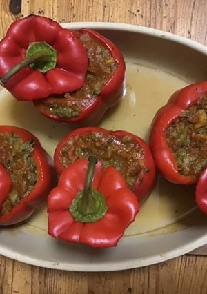 Une photo de Poivrons rouges farcis bœuf courgettes et basilic