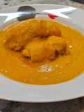 Rollitos de pollo en salsa de pimientos, zanahorias y queso crema