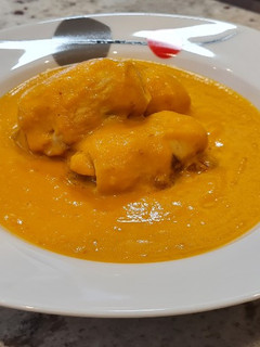 Foto principal de Rollitos de pollo en salsa de pimientos, zanahorias y queso crema