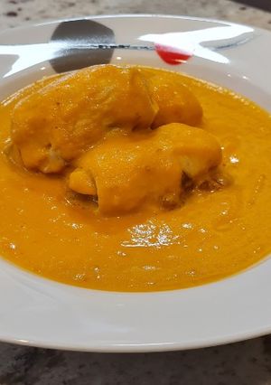 Una foto de Rollitos de pollo en salsa de pimientos, zanahorias y queso crema
