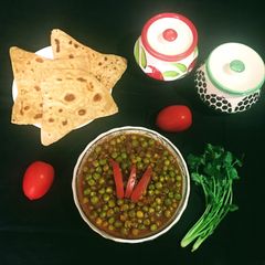Green Peas Ghugni with Paratha A picture of Green Peas Ghugni with Paratha.