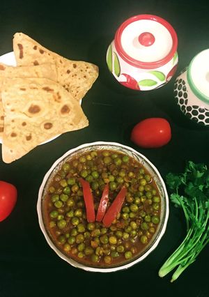 A picture of Green Peas Ghugni with Paratha.
