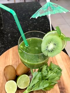 डायट राइट कीवी और सैलरी जूस(Diet rite kiwi aur celery juice recipe in Hindi) रेसिपी मुख्य फोटो