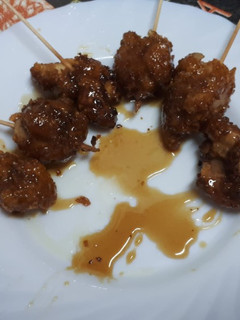 Una foto de Piruletas de pollo corn flakes con reducción de cerveza y miel
