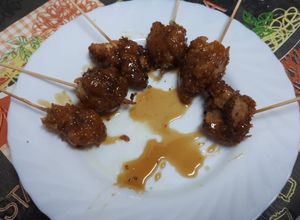 Foto principal de Piruletas de pollo corn flakes con reducción de cerveza y miel