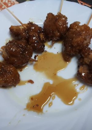 Una foto de Piruletas de pollo corn flakes con reducción de cerveza y miel