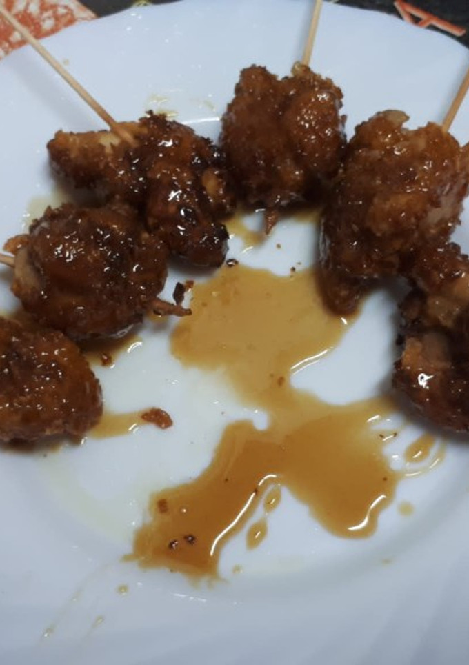Una foto de Piruletas de pollo corn flakes con reducción de cerveza y miel