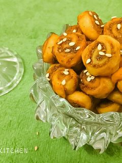 मिनी बाकरवडी (mini bakarvadi recipe in marathi) रेसिपी चे मुख्य फोटो
