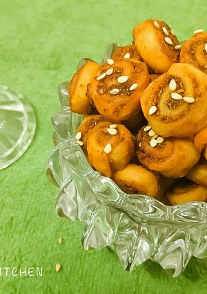 मिनी बाकरवडी (mini bakarvadi recipe in marathi) रेसिपी चे मुख्य फोटो 