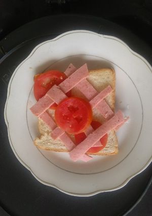 A picture of Tomato and brawn sandwich_localfoodcontest_nairobi west.