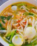 Bánh canh tôm, thịt xay, giò sống và trứng cút