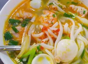 Hình của món Bánh canh tôm, thịt xay, giò sống và trứng cút.