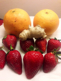 Una foto de Jugo de naranja, frutillas y jengibre