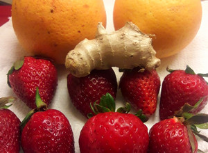 Una foto de Jugo de naranja, frutillas y jengibre
