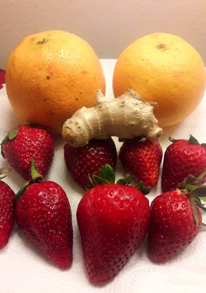 Una foto de Jugo de naranja, frutillas y jengibre