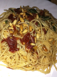Una foto de Pasta con piñones y tomate seco