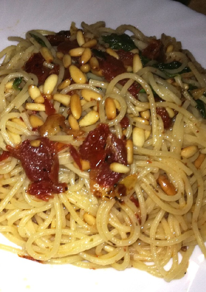 Una foto de Pasta con piñones y tomate seco
