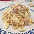 Espaguetis con salmón ahumado y huevos de codorniz